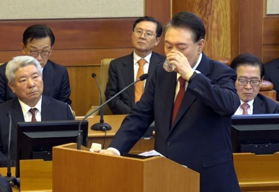윤석열 대통령이 지난 2월 25일 서울 종로구 헌법재판소에서 열린 윤 대통령 탄핵심판 11차 변론에서 최종 의견 진술 중 물을 마시고 있다. 헌법재판소