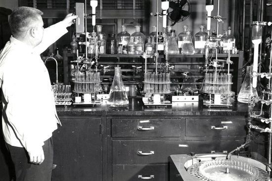 석탄 타르 색소를 실험하는 미국 식품의약국(FDA) 연구원. FDA