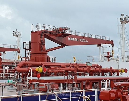 오리엔탈정공의 선박용 크레인 모습. 오리엔탈정공 홈페이지
