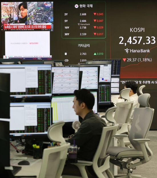 탄핵심판 선고일인 4일 서울 중구 하나은행 본점 딜링룸에 탄핵 관련 뉴스가 방송되고 있다. 연합뉴스