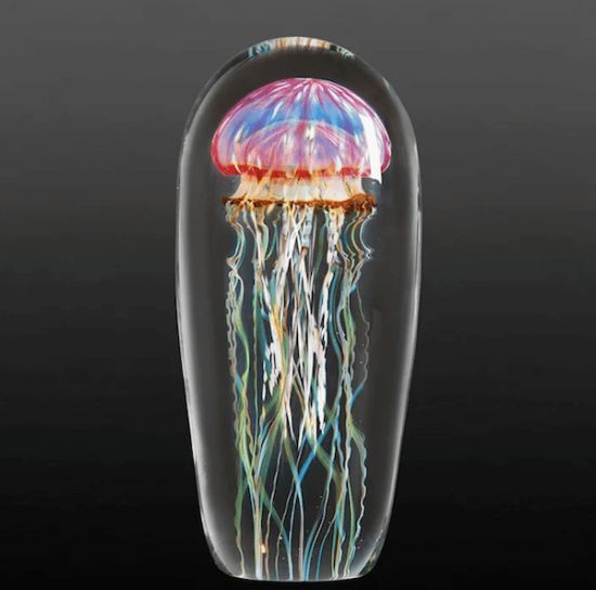 사타바의 해파리 유리공예 작품. 이후 유사한 유리공예품이 쏟아져 나왔지만 저작권 소송으로도 막을 수 없었다. 아트저널