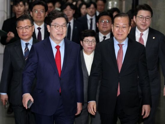 권영세 국민의힘 비상대책위원장과 권성동 원내대표가 윤석열 대통령 탄핵심판 선고일인 4일 국회에서 열린 비상대책위원회의에 참석하고 있다. 2025.4.4 김현민 기자