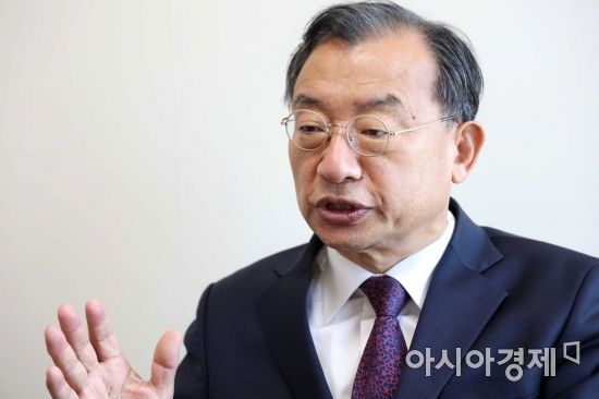 이정현 전 새누리당 대표가 8일 아시아경제와 인터뷰하고 있다. /문호남 기자 munonam@