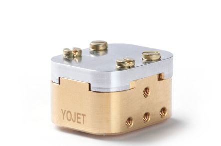 악틱 인스트루먼츠의 AI-투파-C(AI-TWPA-C) 증폭기. 양자 컴퓨터 큐비트의 미약한 신호를 증폭하는 핵심 부품이다.  악틱 인스트루먼츠 제공