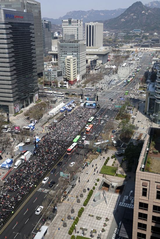 6일 서울 동화면세점 앞에서 '사랑제일교회, 광화문 주일 연합예배'가 열리고 있다 연합뉴스