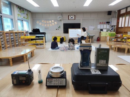 광주교육청이 11월까지 단설유치원 포함 학교 337개 교 대상 실내 공기질 측정 사업을 진행한다. 염주초병설유치원 교실에 설치된 공기질 측정 장치를 앞에서 교사와 유아들이 수업을 하고 있다. 광주교육청 제공