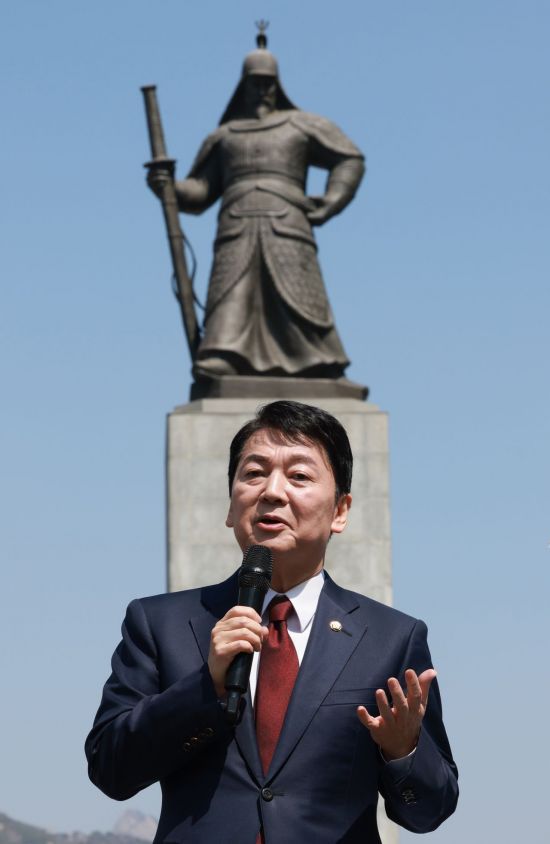 안철수 국민의힘 의원이 8일 서울 광화문광장 이순신 장군 동상 앞에서 제21대 대통령 선거 출마를 선언한 뒤 취재진 질문에 답하고 있다. 연합뉴스.