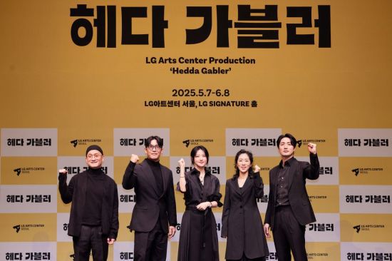 연극 '헤다 가블러'의 출연 배우들이 8일 LG아트센터 서울에서 열린 제작발표회를 마친 뒤 기념사진을 찍고 있다.   [사진 제공= LG아트센터]