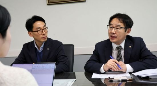 형희환 근로복지공단 국장(오른쪽)과 류종호 미래에셋증권 중소기업퇴직기금운용팀 수석매니저가 지난달 20일 서울 영등포구 소재 근로복지공단 서울남부지사에서 아시아경제와 인터뷰를 진행하는 모습.