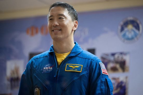 무엇보다 조니 김을 더 특별하게 만드는 건 화려한 이력 뒤 반전이라고 할 만한 불우했던 어린시절이 있었기 때문이다. WSJ은 그가 이렇게 평생 동안 매달려도 달성하기 어려운 3가지 업적을 처음부터 목표로 한 것은 아니었다면서 과거 팟캐스트 인터뷰 내용 등을 토대로 그가 자라온 과정을 세세히 소개했다. UPI·연합뉴스