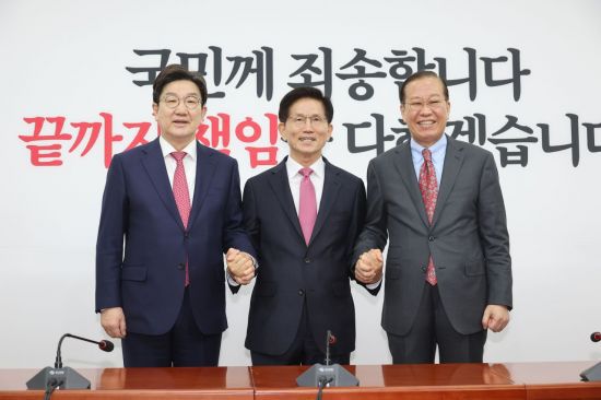 김문수 전 고용노동부 장관이 9일 서울 여의도 국회에서 국민의힘 권영세 비상대책위원장, 권성동 원내대표를 만나 손을 잡고 기념촬영하고 있다. 연합뉴스