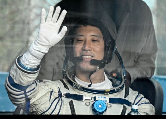 한국계로는 처음으로 우주에 나간 미국 항공우주국 소속 우주비행사 조니 김이 국제우주정거장에 무사히 도착해 동료들의 환영을 받았다. 조니 김 등 3명을 태운 러시아의 소유스 우주선은 한국시간으로 8일 오후 6시쯤 무사히 우주정거장에 도킹했다. TASS·연합뉴스