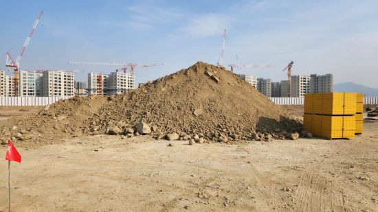 방진덮개를 설치하지 않고 토사를 야적해 비산먼지를 발생시키는 공사장. 부산시 제공.