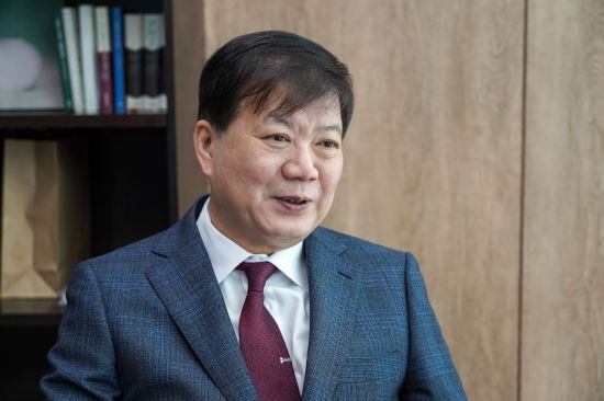 9일 오후 서울 역삼동 법무법인 YK 사무실에서 아시아경제와 인터뷰하고 있는 배성범 전 고검장.