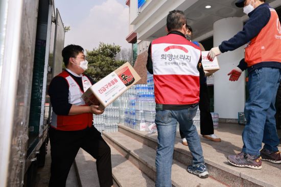 희망브리지 관계자가 경북 의성군 의성체육관에서 구호물품을 옮기고 있다. 희망브리지