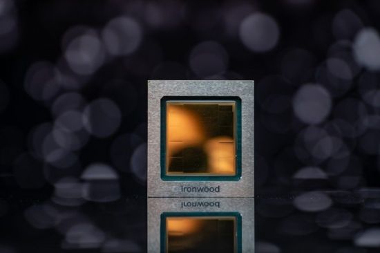 구글이 올해 말 출시를 예고한 7세대 텐서처리장치(TPU) '아이언우드'. 6세대 대비 전력 성능이 2배 높고, 최대 컴퓨팅 용량도 5배 크다. 구글클라우드