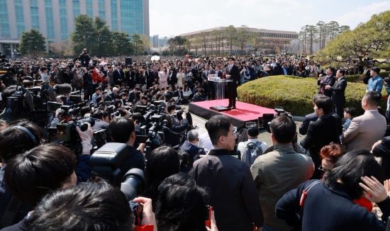 한동훈 국민의힘 전 대표가 10일 국회 분수대 앞에서 대선 출마 선언을 하고 있다. 2025.4.10 김현민 기자