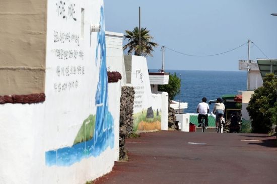 여행객들이 자전거를 타고 마을을 돌고 있다