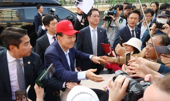 윤석열 전 대통령이 11일 서울 용산구 한남동 대통령 관저를 떠나 서초동 사저로 이동하며 지지자들과 인사를 하고 있다. 2025.04.11 윤동주 기자