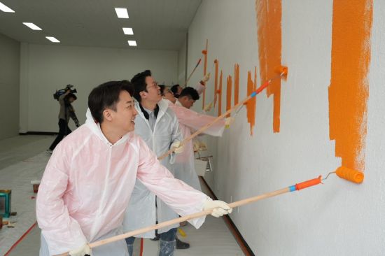 이날 이 후보는 캠프 개소식에서 당 상징색인 주황색 페인트로 직접 벽면을 칠하며 "페인트칠부터 하나하나 기초부터 해 나가겠다는 의지"라며 "이번 대선에서 근본부터 바로 세우는 정치를 하겠다"고 강조했다. 개혁신당 제공