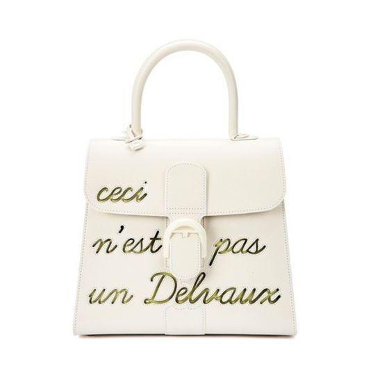 벨기에 명품 브랜드 델보가 르네 마그리트의 작품에서 영감을 받아 제작한 아티스트 콜라보 시리즈 핸드백. 서울옥션