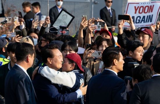 윤석열 전 대통령이 11일 서울 용산구 한남동 대통령 관저를 떠나 서초동 사저로 이동하며 지지자들과 인사를 하고 있다. 2025.04.11 윤동주 기자