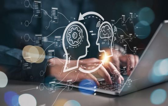 노트북 키보드를 두드리고 있는 사람의 양손이 보인다. 인공지능과 디지털을 상징하는 아이콘들이 배경처럼 사진 한가운데 포개져있다. 게티이미지뱅크