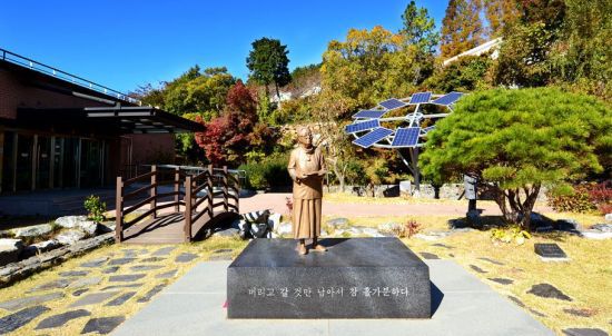 경상남도 통영시에 세워진 박경리 선생 동상. 박경리기념관.