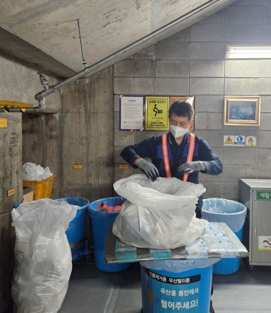 지하철 미화원이 9일 서울 삼각지역 내부 분리수거장에서 쓰레기통을 비우고 있다. 박승욱 기자