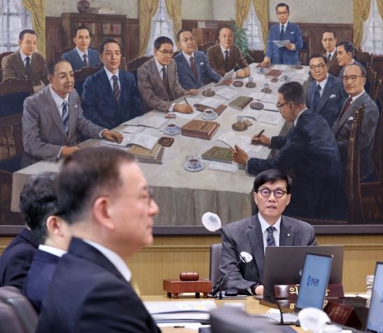 이창용 한국은행 총재가 지난 2월25일 서울 중구 한은 본관에서 금융통화위원회 본회의를 주재하고 있다. 사진공동취재단