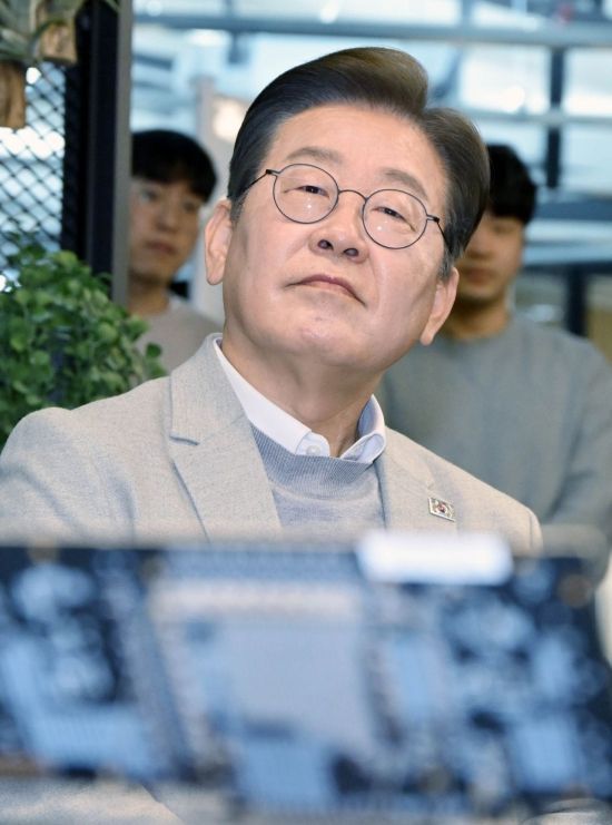 이재명 더불어민주당 대선 예비후보가 14일 서울 강남구 퓨리오사AI에서 백준호 퓨리오사AI 대표의 기술소개를 듣고 있다. 2025.4.14 국회사진기자단