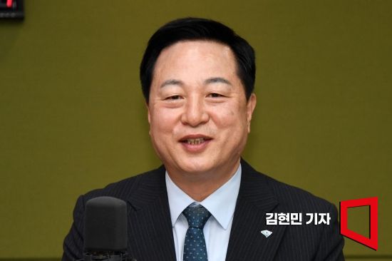 더불어민주당 김두관 당대표 후보가 18일 서울 양천구 CBS 사옥에서 열린 더불어민주당 당대표 후보자 토론회에 참석해 인사말을 하고 있다. 사진=국회사진기자단