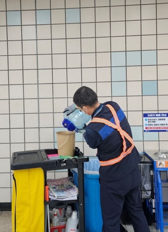 지하철 미화원이 9일 서울 삼각지역 쓰레기통에서 음료 쓰레기를 비우고 있다. 박승욱 기자