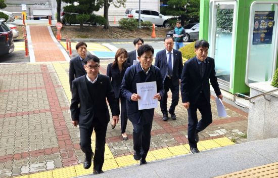 더불어민주당 경남 창원특례시의원단이 조명래 제2부시장에 대한 검찰 기소 촉구 의견서를 내러 창원지방검찰청 민원실로 들어가고 있다. 이세령 기자