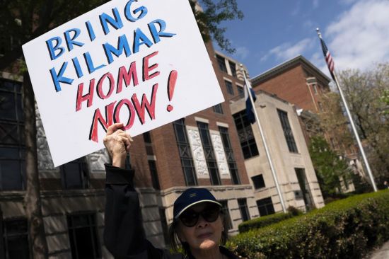 한 시민이 미국 워싱턴 DC의 엘살바도르 대사관 밖에서 트럼프 대통령이 불법 입국을 이유로 미국에서 추방된 사람들을 엘살바도르 테러범수용센터(CECOT)에 수감하는 것을 반대하고 있다. AP연합뉴스