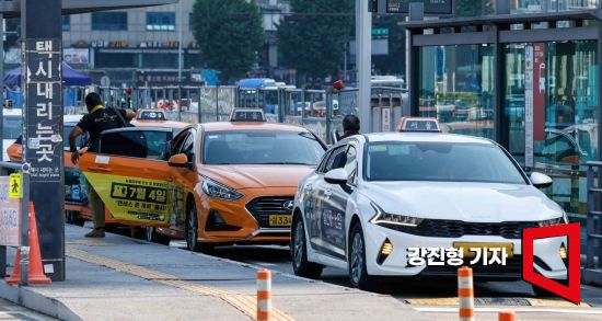 서울역 인근에서 승객이 택시에서 하차하고 있다. 기사 내용과 무관. 강진형 기자