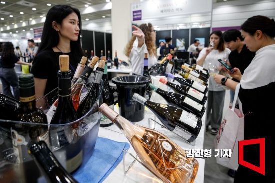 22일 서울 강남구 코엑스에서 열린 '2023 서울국제주류&와인박람회'에 참가한 관람객들이 와인을 시음하고 있다. 사진=강진형 기자aymsdream@