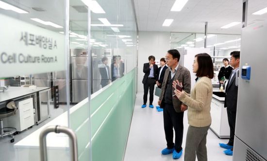 박성호 부산진해경제자유구역청장이 프레스티지바이오파마IDC를 둘러보고 있다.