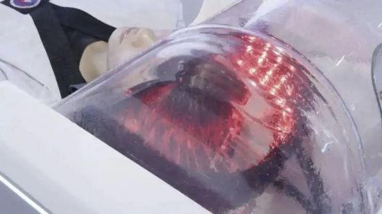 AI기계로 머리를 감고 있는 고객. 광명닷컴