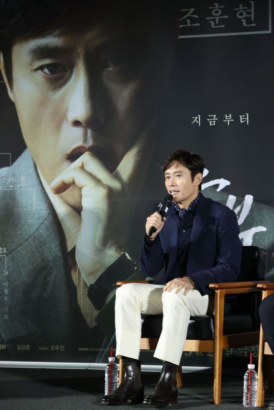 배우 이병헌이 지난 3월7일 서울 용산구 CGV용산아이파크몰에서 열린 영화 '승부' 제작보고회에서 인사말을 하고 있다. 연합뉴스