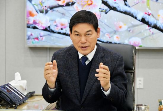 정철원 담양군수가 16일 군수 집무실에서 가진 아시아경제와의 인터뷰에서 향후 군정 방향 및 포부를 밝히고 있다. 담양군 제공