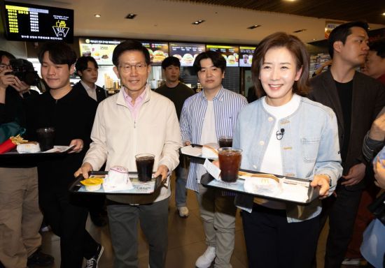 대선 출마를 선언한 김문수 전 고용노동부 장관과 나경원 국민의힘 의원이 12일 서울 동작구 중앙대학교 내 패스트푸드 음식점에서 청년 간담회를 열기 앞서 주문한 음식을 들고 자리로 향하고 있다. 연합뉴스