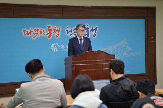 내포신도시 불법주정차 단속 전면 시행에 대해 설명하는 이순광 홍성군 건설교통과장