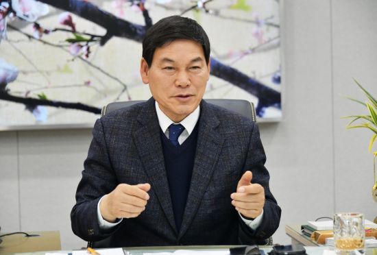 정철원 담양군수가 16일 군수 집무실에서 가진 아시아경제와의 인터뷰에서 향후 군정 방향 및 포부를 밝히고 있다. 담양군 제공
