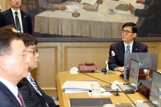 이창용 한국은행 총재가 17일 서울 중구 한은 본관에서 금융통화위원회 본회의를 주재하고 있다. 사진공동취재단