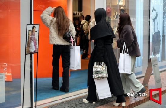 성수동 핫플레이스 거리를 즐기고 있는 외국인 관광객들의 모습. 조용준 기자