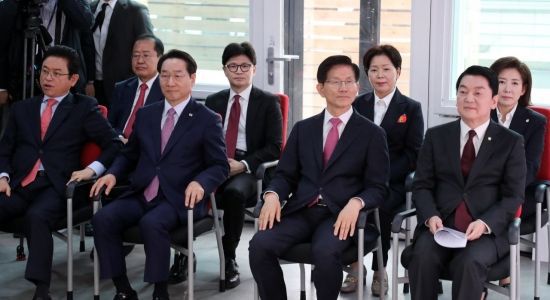 17일 서울 여의도 국민의힘 중앙당사에서 제21대 대통령선거 '1차 경선 토론회 미디어데이' 행사가 열렸다. 이날 대선 경선 후보 8명(안철수 의원, 김문수 전 고용노동부 장관, 유정복 인천시장, 이철우 경북도지사, 나경원 의원, 양향자 전 의원, 한동훈 전 대표, 홍준표 전 대구시장)이 각각 A, B 토론 조를 정할 예정이다. 사진은 행사에 앞서 좌석에서 대기중인 대선주자들. 2025.04.17 국회사진기자단