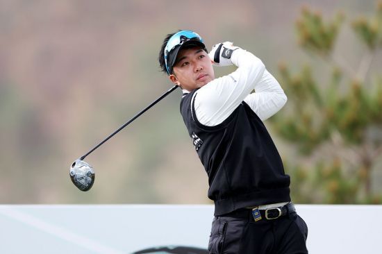 와다 쇼타로가 DB손해보험 프로미 오픈 1라운드 5번 홀에서 티샷을 하고 있다. KPGA