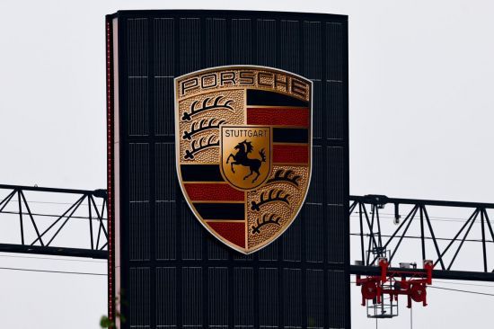 앞서 지난 2020년 포르쉐 회장은 이 별장을 900만달러(약 120억원)에 구매했다. 이 가운데, 지하 주차장을 짓기 전 땅을 파기 위해 시 당국에 낸 허가 비용 성격의 수수료만 무려 4만 유로(약 6468만원)를 지불했다. EPA·연합뉴스