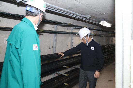 진현환 국토교통부 1차관이 18일 대전 서구에 있는 둔산 공동구를 찾아 안전관리 실태를 점검하고 있다. 국토부 제공